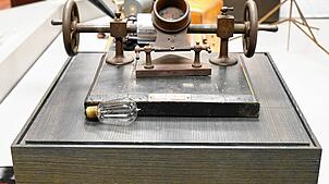 Den im Deutschen Phonomuseum in St. Georgen ausgestellte Edison Zinnfolien Phonograph baute die Edison Speaking Phonograph Company 1878 ...