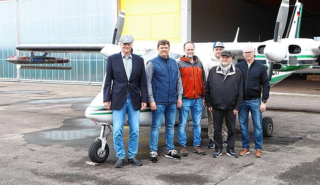Peter Hellstern, Roman Wehrle, Pilot Markus Duwe, Max Scheidt, Walter Röder und Horst Scheidt vom Verein zur Hagelabwehr im ...