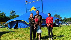 Desiree und Marvin Weisheit mit zweien ihrer drei Kinder und Marvins Mutter Judith Weisheit. Aktuell gastieren sie in Bonndorf, es gibt ...