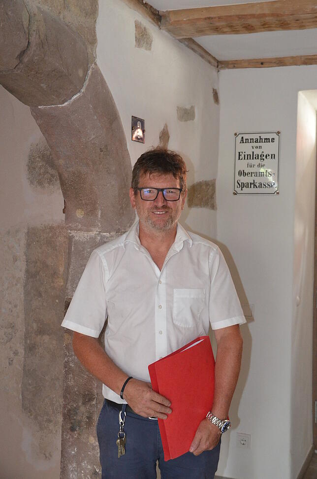 Thomas Schneider im Eingangsbereich seines über Jahre renovierten Hauses.