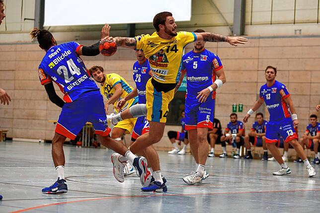 Alle auf Corona getestet: Die Spieler der HSG Konstanz (beim Wurf der zehnfache Torschütze Markus Dangers) und von HBW Balingen-Weilstetten.
