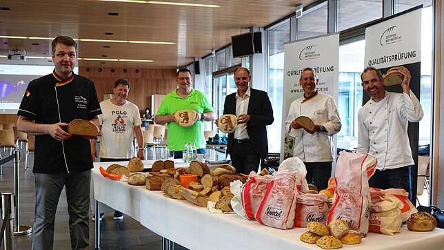 Wenn ein Prüfer des Deutschen Brotinstituts vorbeischaut, in diesem Fall Thomas Backenstos (Zweiter von rechts), sind auch regionale ...