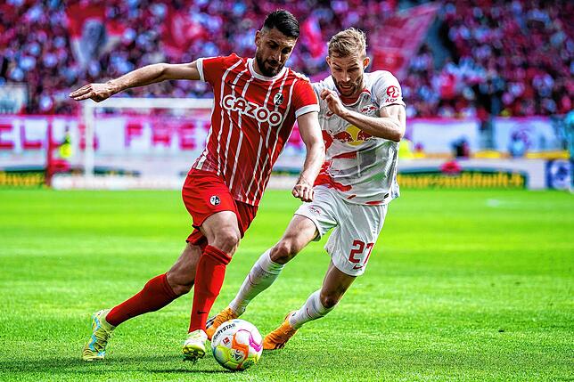 Freiburgs Vincenzo Grifo (l) in Aktion gegen Leipzigs Konrad Laimer.