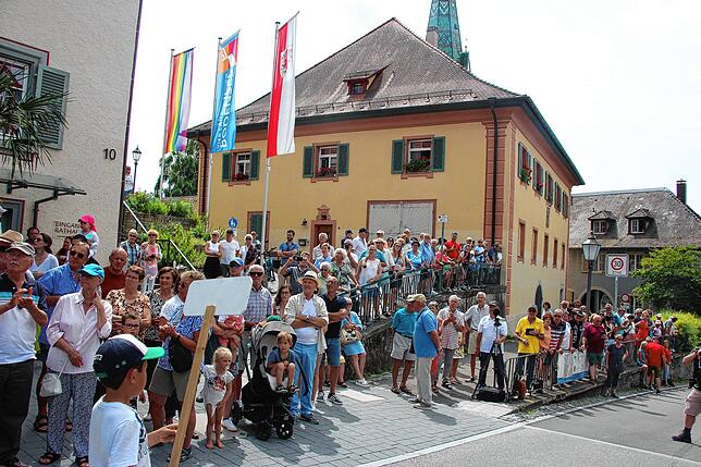 Viele Schaulustige säumten den Umzugsweg und spendeten immer wieder kräftigen Applaus.