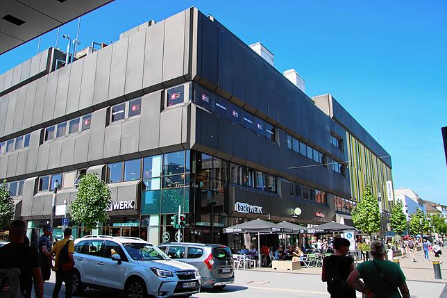 Das Kaufhaus Karstadt beherbergt heute andere Geschäfte als noch vor einigen Jahrzehnten.
