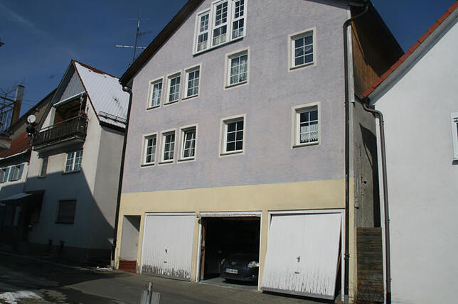 In diesem Haus in der Webergasse, damals landwirtschaftlich genutzt, lebte das langjährige SPD-Mitglied Peter Rothmund mit seiner ...