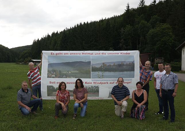 Mitglieder des Vereins Arten- und Landschaftsschutz Länge-Ettenberg setzen sich für den Erhalt ihrer Heimat ein. Vorne nebeneinander ...
