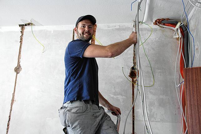 Kabel ziehen, auch das gehört zum Beruf des Elektronikers dazu, wie Jonas Melinat zeigt.