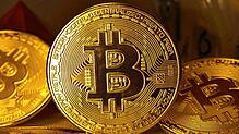 Das Symbol der Kryptowährung Bitcoin, die nur virtuell existiert. Die Währung wird von vielen als nicht besonders vertrauenserweckende ...
