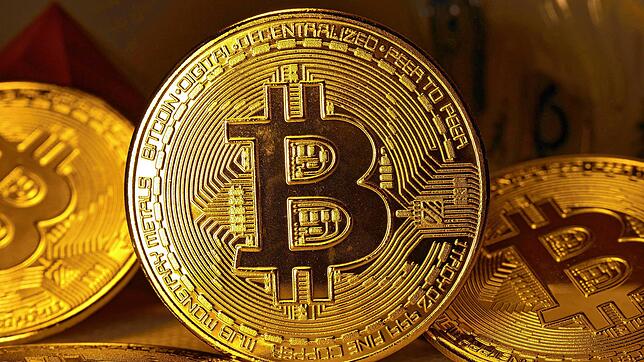 Das Symbol der Kryptowährung Bitcoin, die nur virtuell existiert. Die Währung wird von vielen als nicht besonders vertrauenserweckende ...