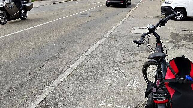 Radwege sollten attraktiv sein. Das Gegenteil, nämlich üble Schlaglochpisten, sind die Radwege auf beiden Seiten an der Villinger Straße ...