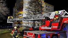 Einsatz mitten in der Nacht: Wegen einem Wohnungsbrand in einem Hochhaus im Tulpenweg ist die Feuerwehr am Montagmorgen um 3 Uhr ausgerückt.
