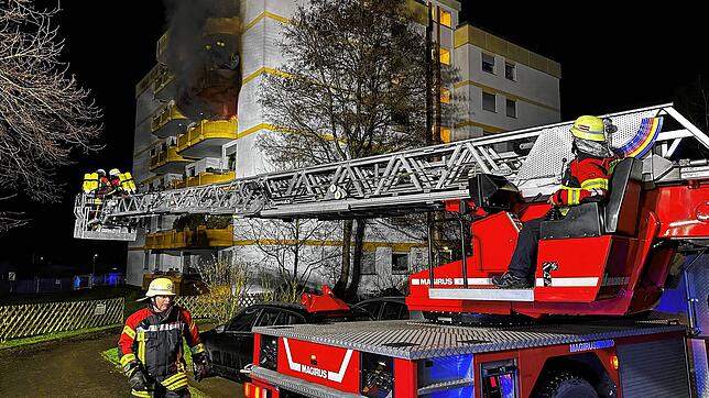 Einsatz mitten in der Nacht: Wegen einem Wohnungsbrand in einem Hochhaus im Tulpenweg ist die Feuerwehr am Montagmorgen um 3 Uhr ausgerückt.