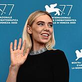Die britische Schauspielerin Vanessa Kirby verkörpert die Dore Strauch.