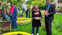 Ein kleiner Ausschnitt des Friedensfests im vergangenen Jahr im Stadtgarten. Oberbürgermeister Simon Gröger unterhält sich mit Akteuren. ...