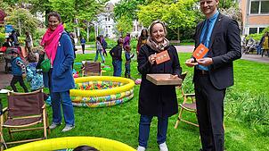 Ein kleiner Ausschnitt des Friedensfests im vergangenen Jahr im Stadtgarten. Oberbürgermeister Simon Gröger unterhält sich mit Akteuren. ...
