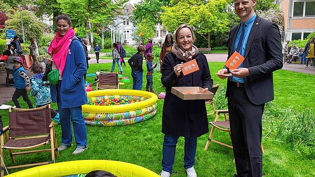 Ein kleiner Ausschnitt des Friedensfests im vergangenen Jahr im Stadtgarten. Oberbürgermeister Simon Gröger unterhält sich mit Akteuren. ...