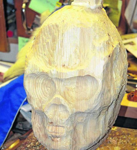 Nur die grobe Kontur der Maske wird in der Kopier-Fräse herausgearbeitet.