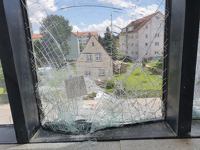 Bild 10: Bauunternehmer zerlegt Neubau-Fassade: Das sind die Bilder der Zerstörung