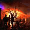 Die Markdorfer Feuerwehr bei der Brandbekämpfung.