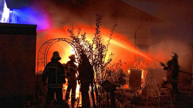 Die Markdorfer Feuerwehr bei der Brandbekämpfung.