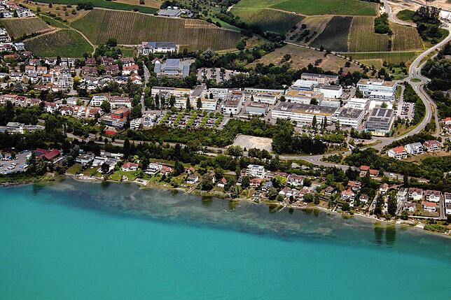 Der Firmensitz von Diehl Defence liegt auf einem Hügel über dem Bodensee. Auf dem neuen Grundstück soll ein repräsentatives ...