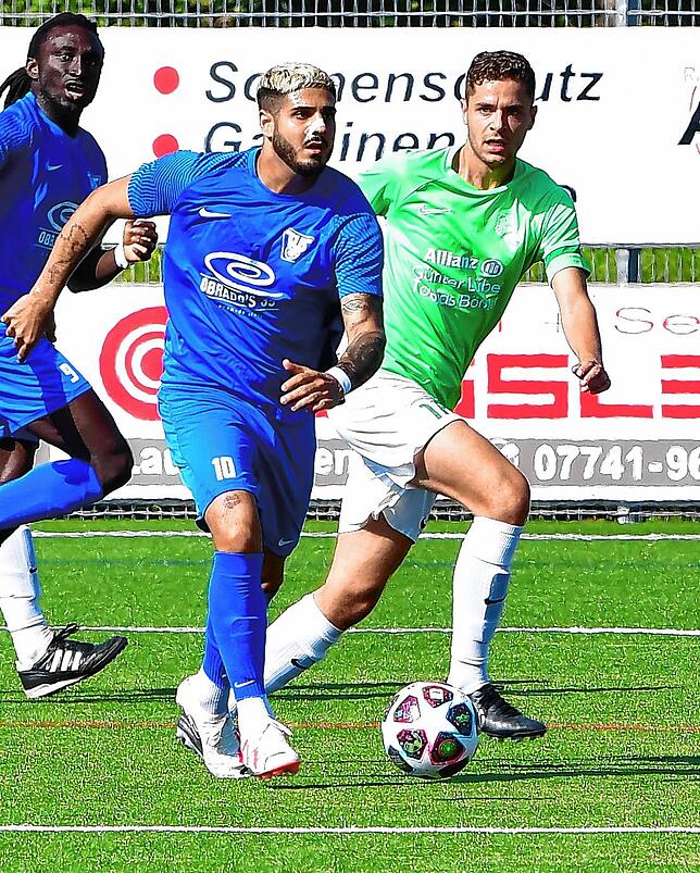 Zug zum Tor: Danilo Avellina (vorn, gegen Patrick Klotz von der SG Mettingen/Krenkingen) erzielte in der vergangenen Saison neun Treffer ...