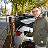 Timo Heroth aus Basel hatte Glück: Er hat auf der Konstanzer Laube einen Platz zum Laden seines E-Fahrzeugs gefunden. Die Verwaltung ...