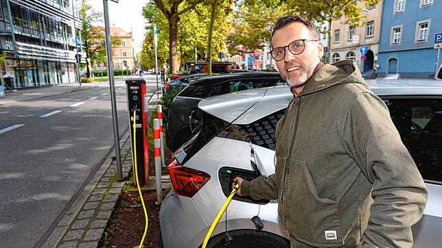 Timo Heroth aus Basel hatte Glück: Er hat auf der Konstanzer Laube einen Platz zum Laden seines E-Fahrzeugs gefunden. Die Verwaltung ...