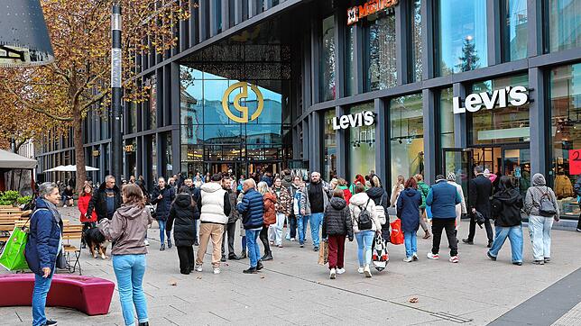 Der Verkaufsoffene Sonntag in Singen zog zahlreiche Besucher aus dem Umkreis in die Innenstadt.