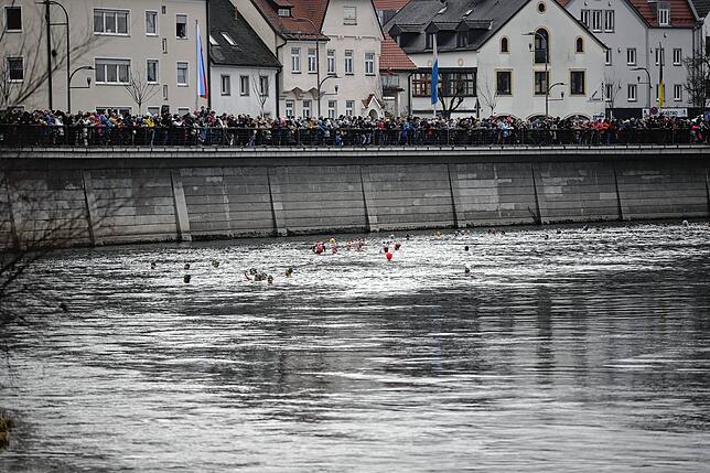Rund 2000 Mutige stürzen sich immer zu Jahresbeginn in die eiskalten Fluten der Donau bei Neuburg.