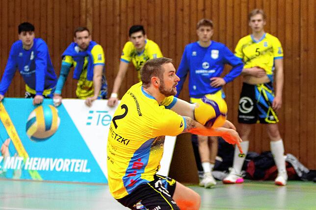 Kapitän Jan Jalowietzki, der „Wertvollste Spieler“ des TSV Mimmenhausen gegen Kriftel, bei einer perfekten Ballannahme.