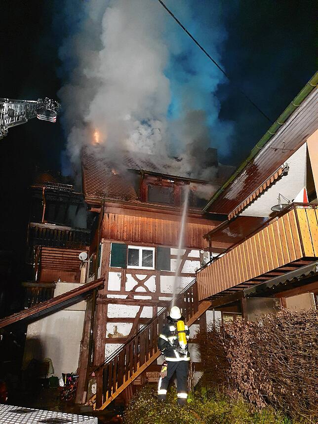 Beim Brand eines historischen Fachwerkgebäudes in Sipplingen in der Straße Am Brunnenberg ist am Fastnachtsdienstag großer Schaden ...