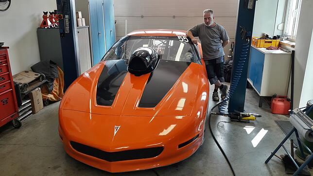 Der Markdorfer Manuel Kreiter mit seiner neuen Rakete auf vier Rädern: ein Pontiac, Baujahr 1997, V8-Saugmotor mit 7,11 Litern Hubraum.