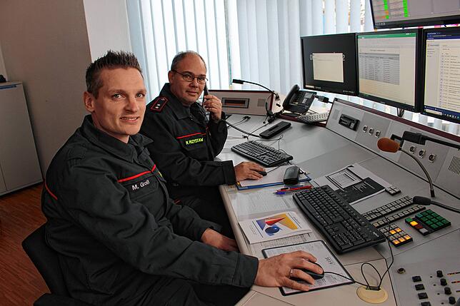 Marcus Groß und Marcus Przystaw bedienen die Funkanlage im Donaueschinger Feuerwehr-Gerätehaus. Die Bedingungen sind beim Alarmtag hier ...