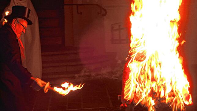 Er gab dem Narro den Rest: Markus Müller entzündete im Beisein Dutzender trauernder Narren das Feuer, mit dem der Fasnacht offiziell und ...