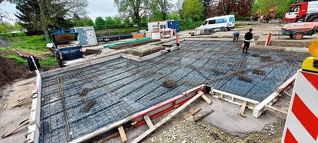 Hier entsteht das neue Kleinkindbecken, Das Fundament ist bereits fertig. Der Bereich liegt näher am Gebäude und in Verlängerung der ...