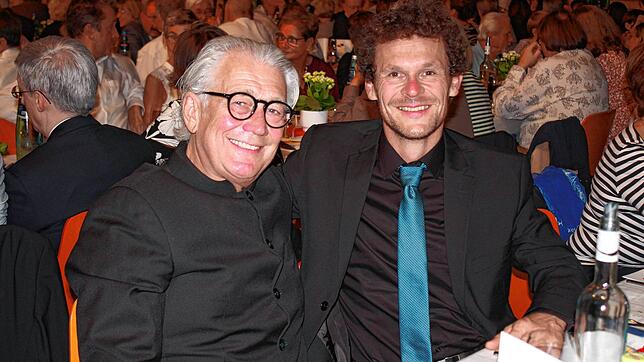 Die Dirigenten Helmut Hubov (links) und Francois Seigneur genossen den Abend in der Jahnhalle ebenso wie ihre Orchester und die vielen ...