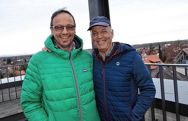 Auch Martin Seeberger und Clemens Rid gefällt der Blick von der Rathausterrasse.