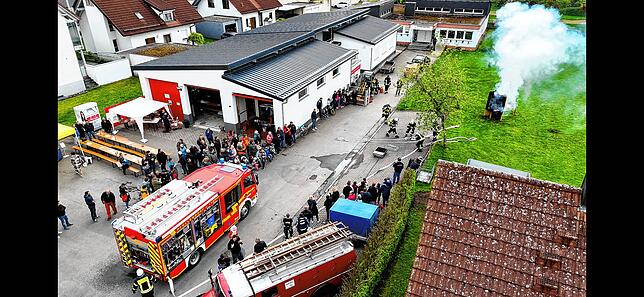 Die Feuerwehr Denkingen zeigt das Löschen der noch nachglimmenden Küchenzelle.