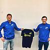 Vereinswechsel: Sportchef Stefan Hilpüsch (links) vom TuS Efringen-Kirchen mit Neuzugang Jan Weber vom FC Huttingen.