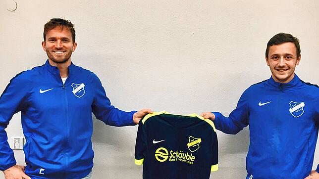 Vereinswechsel: Sportchef Stefan Hilpüsch (links) vom TuS Efringen-Kirchen mit Neuzugang Jan Weber vom FC Huttingen.