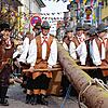 Sicherheit ist einer der Punkte, den Vereine vor Veranstaltungen regeln müssen. Beim Narrebomm-Stellen während der Fasnacht in Stockach ...