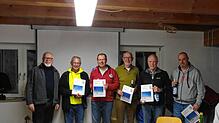 Ehrungen bei der Fluggemeinschaft für 40 und 50 Jahre Mitgliedschaft (von links): Vorsitzender Lothar Bix überreicht Urkunden an Manfred ...