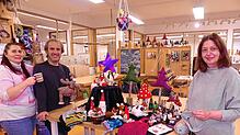 Ingrid Baumann, Werkstattleiter Martin Hahn und Maria Tsachaki (von links) mit einer Auswahl an Handgefertigtem, das beim Adventsmarkt ...