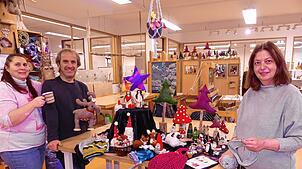 Ingrid Baumann, Werkstattleiter Martin Hahn und Maria Tsachaki (von links) mit einer Auswahl an Handgefertigtem, das beim Adventsmarkt ...