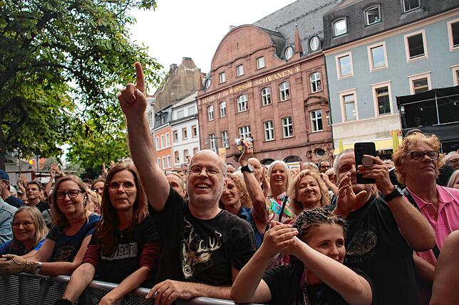 Die Fans hatten beim Konzert von BAP in Lörrach jede Menge Spaß und genossen die „Zeitreise“ auf dem Marktplatz.