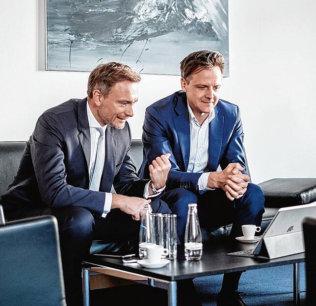 Marcel Klinge (Mitte) hier mit dem Bundesvorsitzenden der FDP, Christian Lindner, am 4. August 2021.