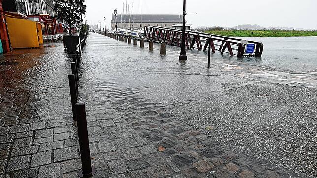 Die überflutete Uferpromenade: Das Wasser des Atlantiks dringt tief in Laufenburgs Partnerstadt Le Croisic ein.