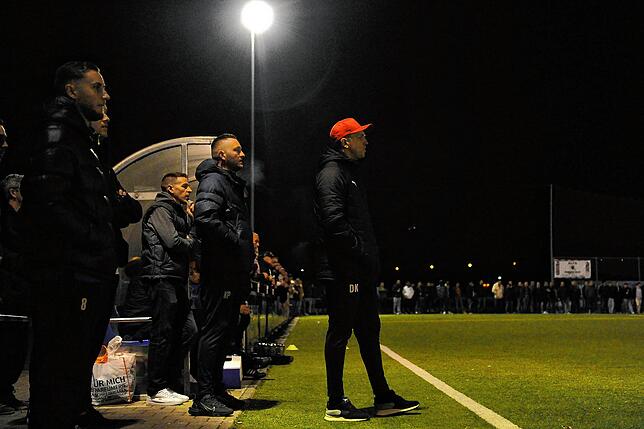 Ernüchterung: Der Betreuerstab des VfB Waldshut mit Trainer Danijel Kovacevic (rechts) musste einsehen, dass man mit der aktuellen ...
